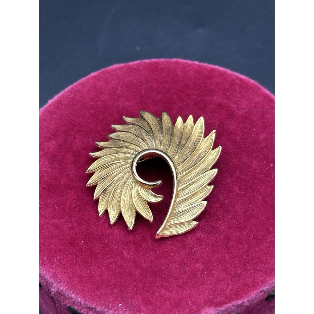 Vintage Gold Tone Textured Swirl Leaf‎ Brooch